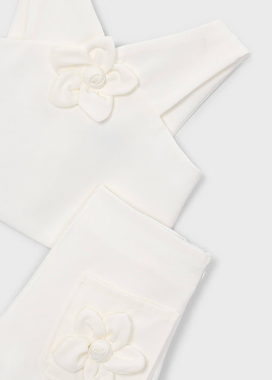 Blumenset mit Mädchen in Bermudashorts