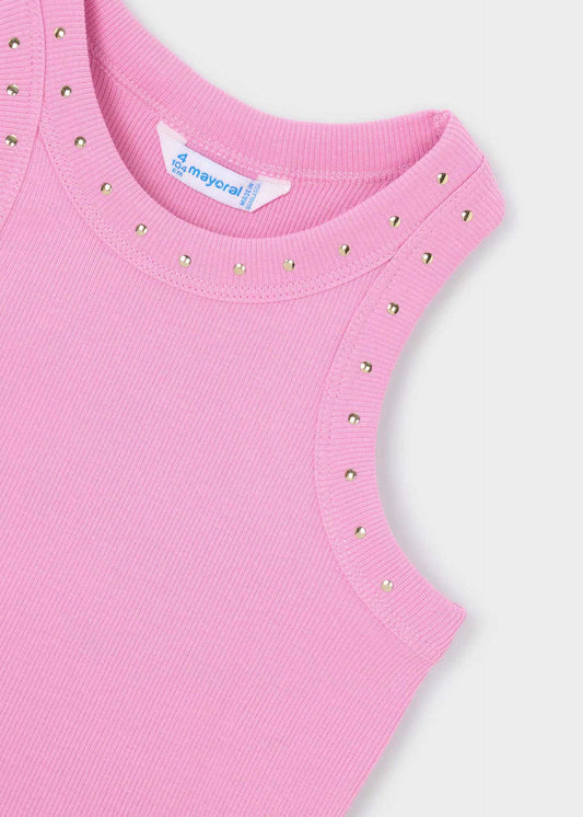 Mädchen im Nieten-T-Shirt