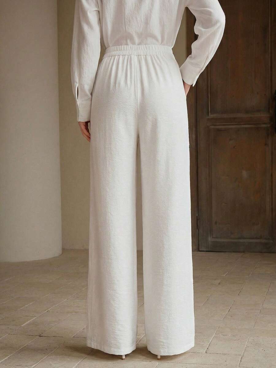 Elegante, locker sitzende Damenhose in Weiß