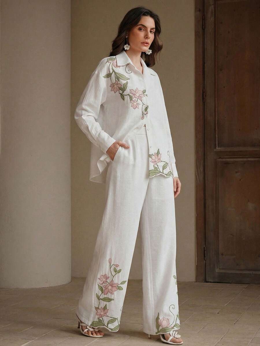 Elegante, locker sitzende Damenhose in Weiß