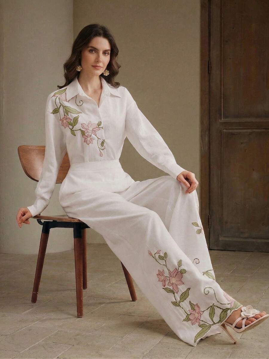 Elegante, locker sitzende Damenhose in Weiß