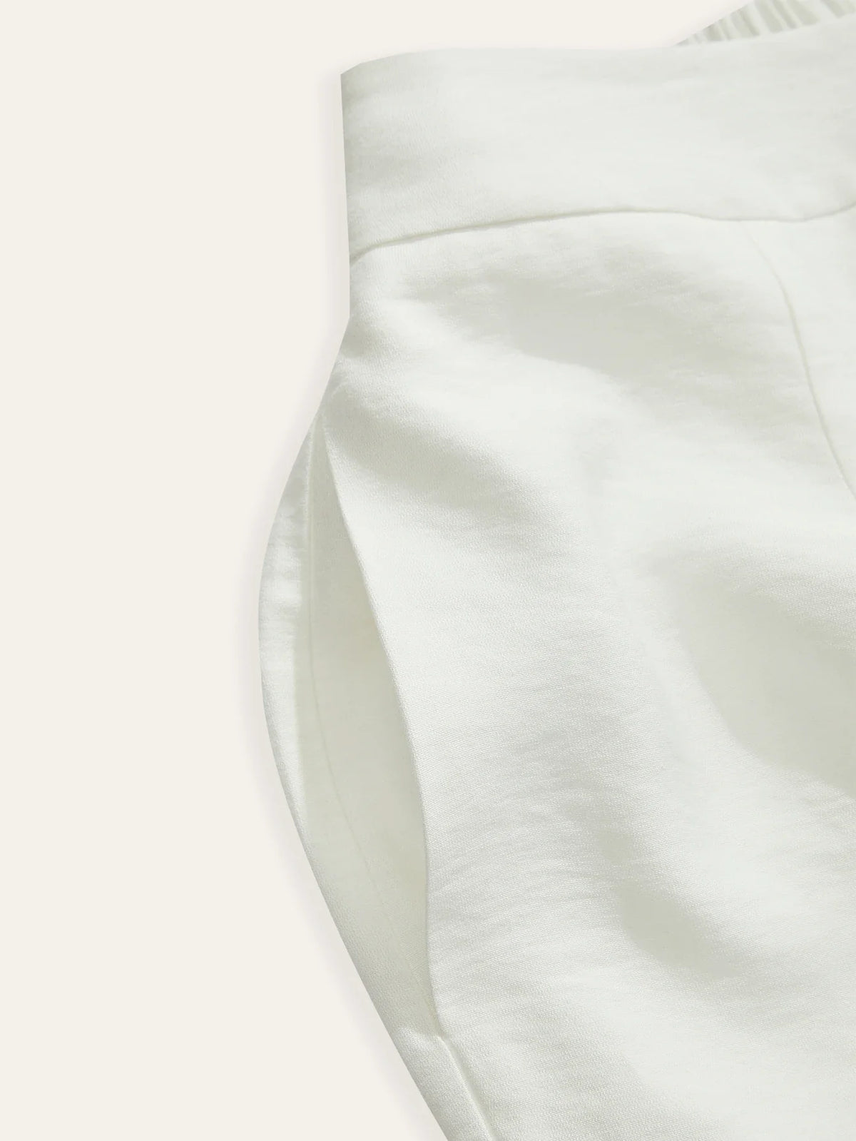 Elegante, locker sitzende Damenhose in Weiß