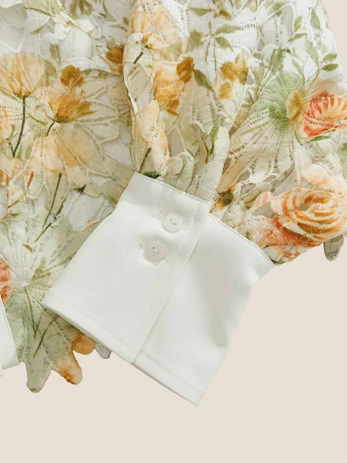 Leichte, luxuriöse und vielseitige Damenbluse mit Lochmuster und Druckmotiv