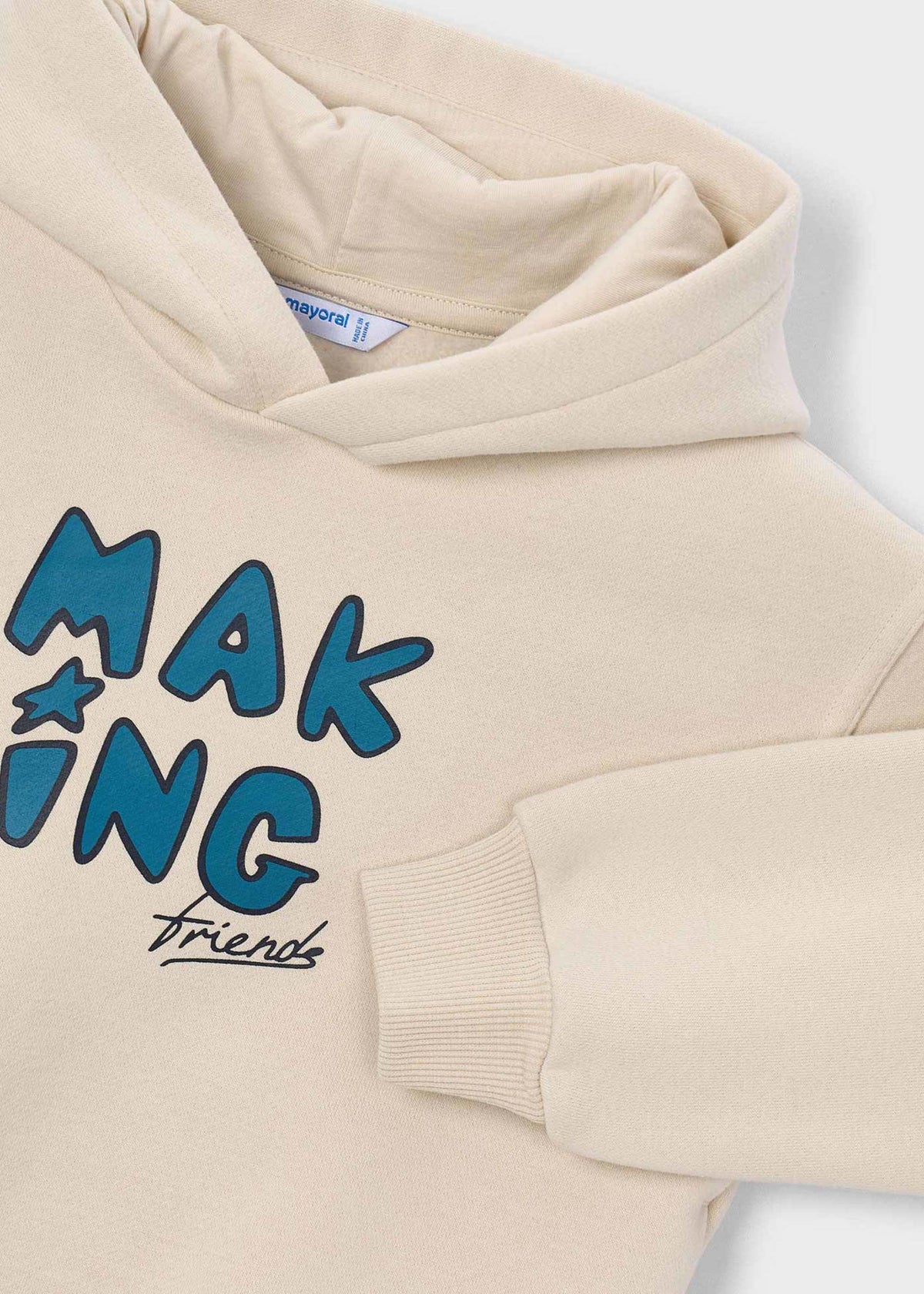 Junge macht Kapuzenpullover