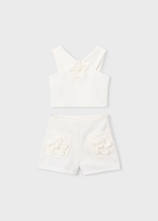 Blumenset mit Mädchen in Bermudashorts