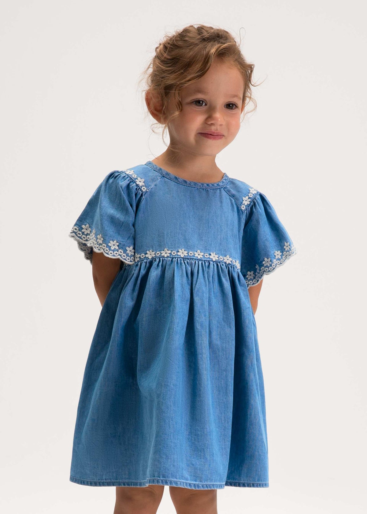 Mädchenkleid mit Stickereidetails