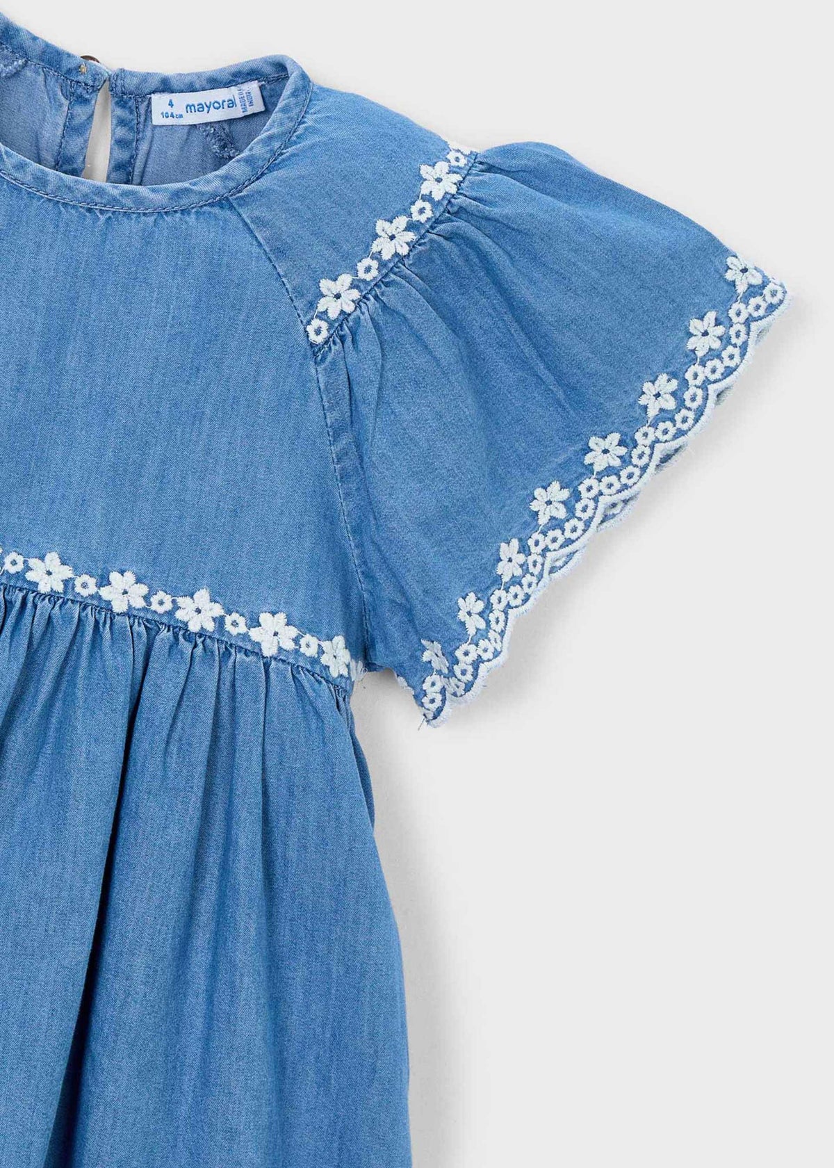 Mädchenkleid mit Stickereidetails