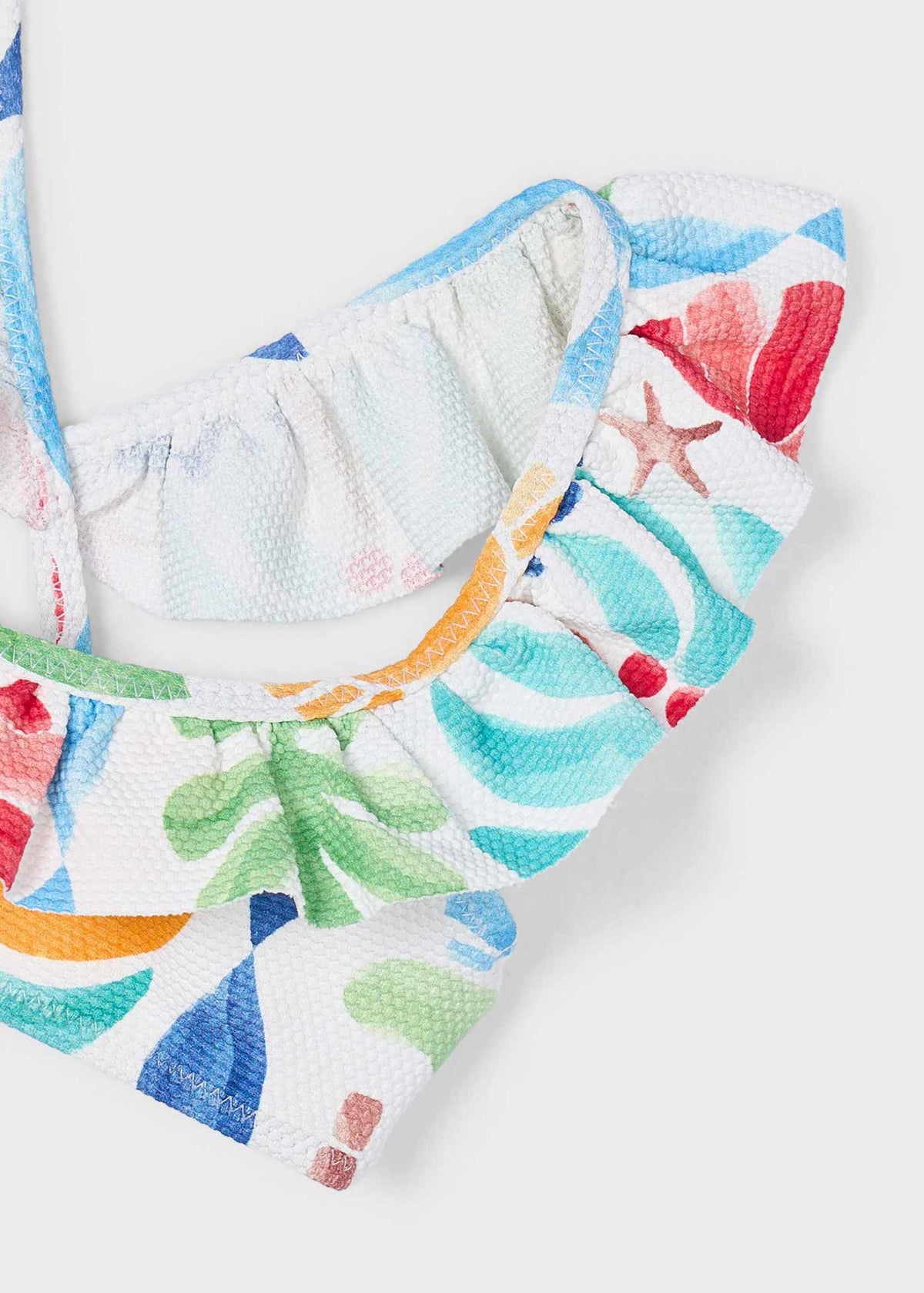 Mädchen im gerüschten Bikini