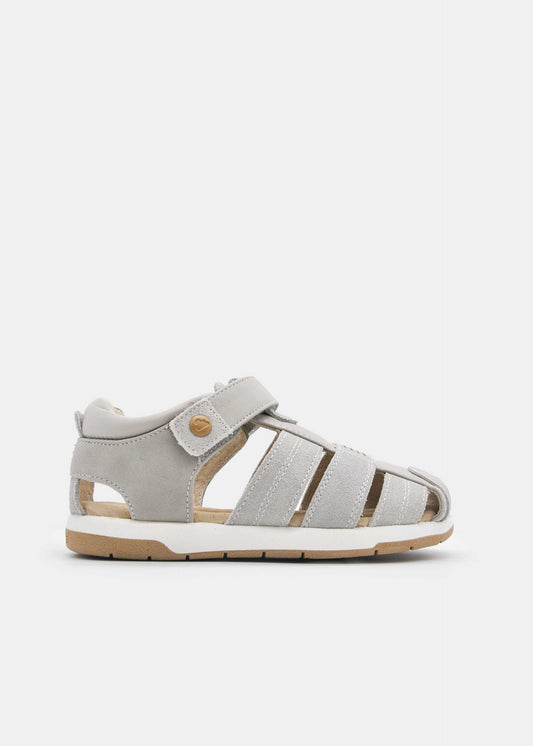 Junge in Sandalen
