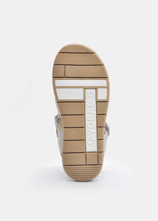 Junge in Sandalen